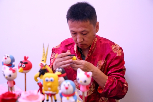 传统的手艺演绎现代风格的动画形象，引得小朋友们纷纷驻足观看.jpg