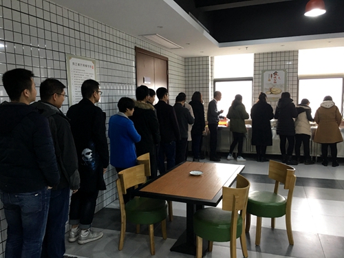 麓谷建工员工以身作则，排队就餐.jpg