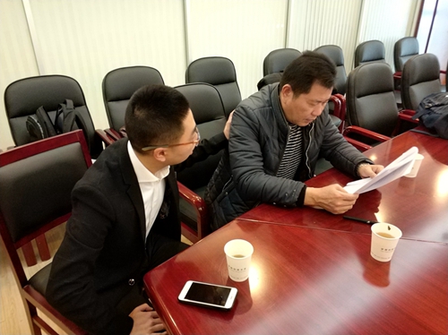 李建平(右)正在认真背台词.jpg 李建平(右)正在认真背台词.jpg