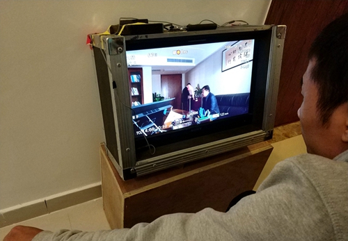 老李的表演正在接受导演的检阅.jpg 老李的表演正在接受导演的检阅.jpg