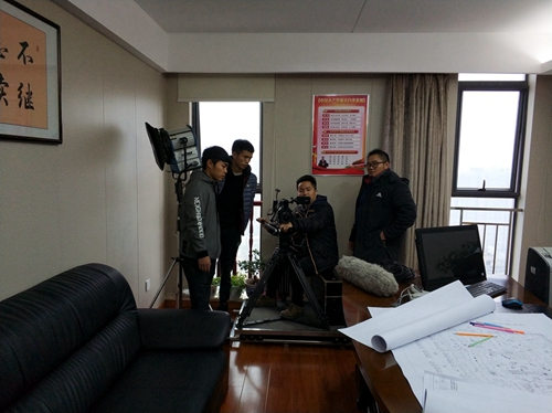 摄制组来到集团公司办公场地取景.jpg 摄制组来到集团公司办公场地取景.jpg