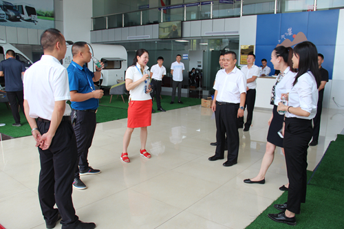 9.慰问麓谷汽车世界公司_副本.jpg 9.慰问麓谷汽车世界公司_副本.jpg