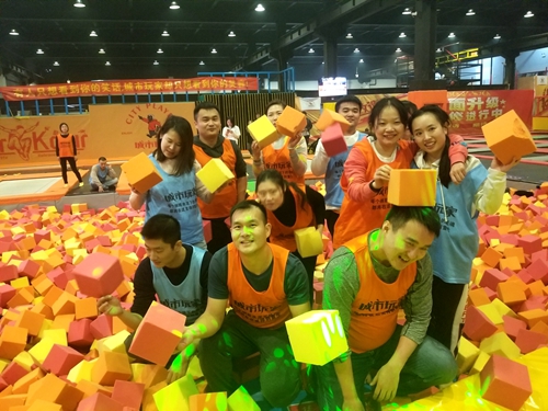 拓展游戏现场_副本.jpg 拓展游戏现场_副本.jpg