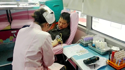 麓谷企业广场组织志愿者义务献血