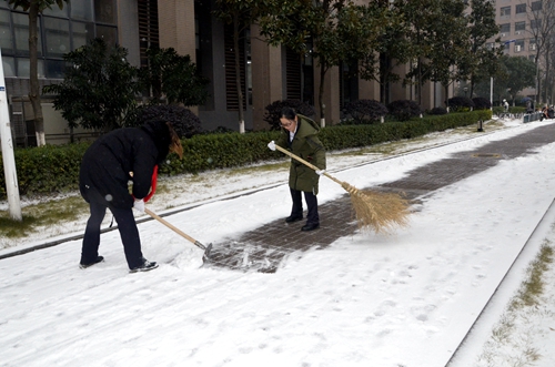 
                                                扫雪除冰暖人心  钰园物业齐上阵