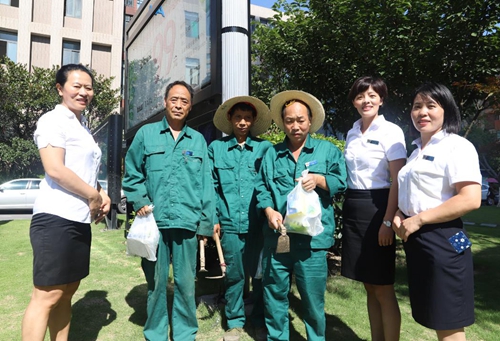 钰园物业开展“夏日送清凉 慰问暖人心”活动