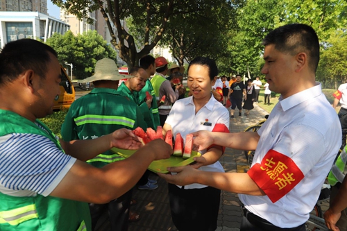 钰园物业牵头组织慰问市政园林工人活动