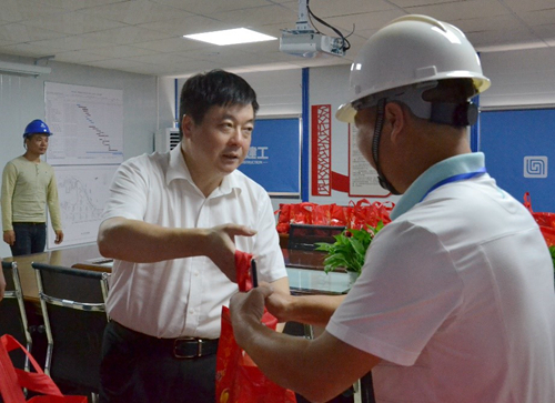 
                                                高新区党工委委员李平波一行赴和泰家园二期看望慰问高温一线工人