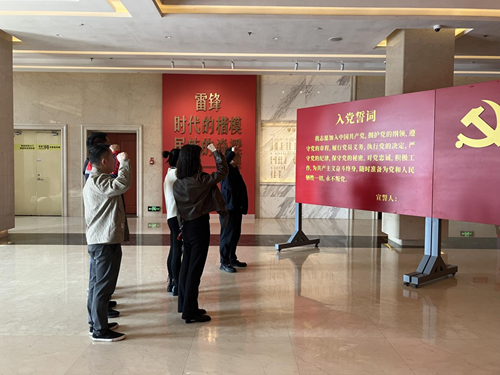 
												弘扬雷锋精神 凝聚共建合力